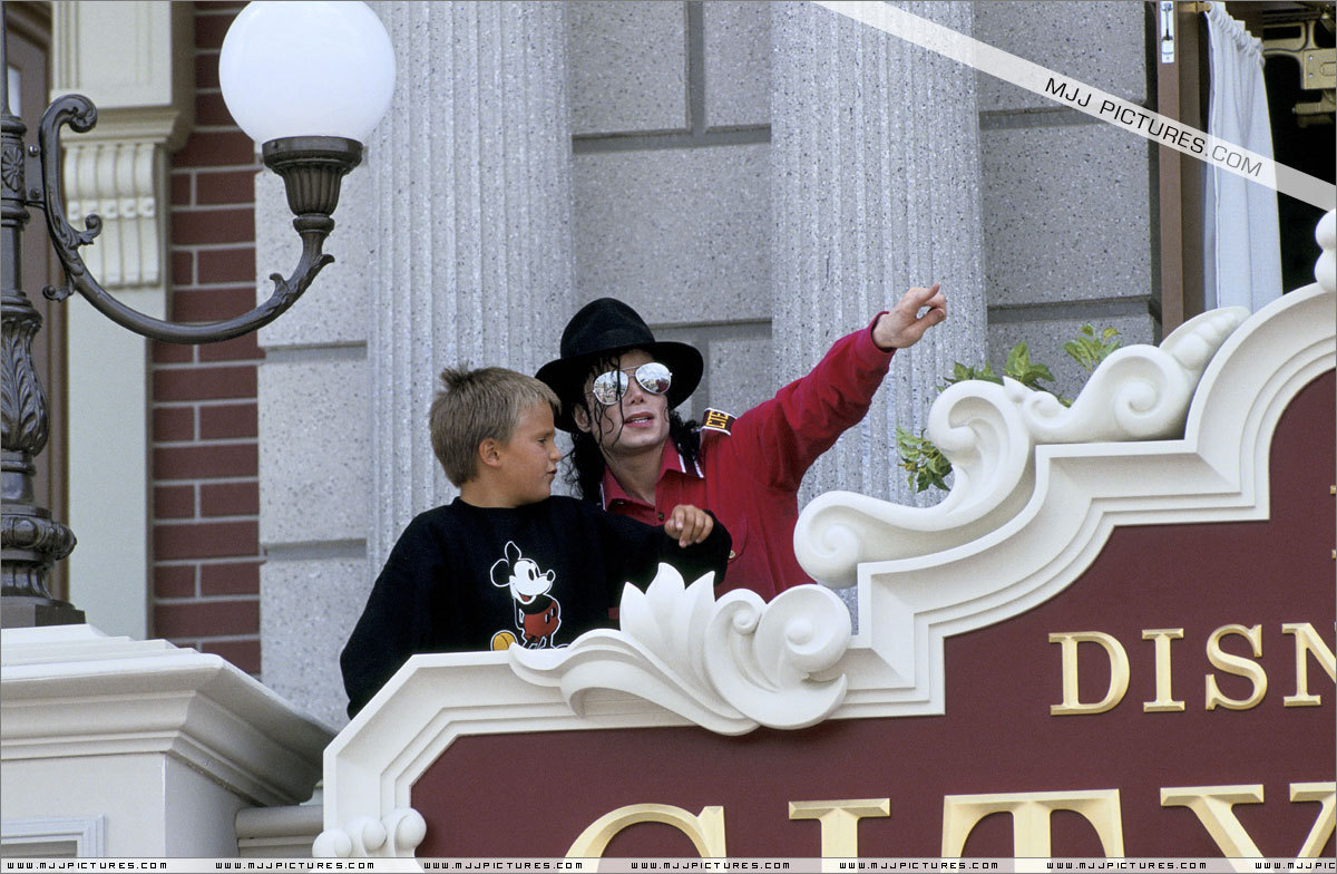 Michael-in-Disneyland-michael-jackson-7524243-1200-784.jpg