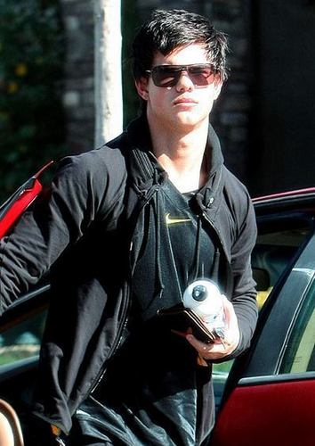  Taylor Lautner Going To Work Out