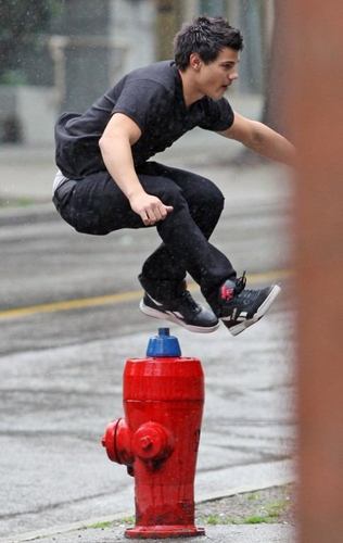  Taylor Lautner Jumps Over 火, 消防 Hydrant