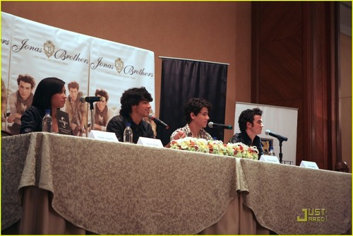  Demi lovato and the Jonas Brothers