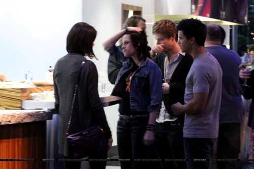  আরো of Twilight cast at restaurant
