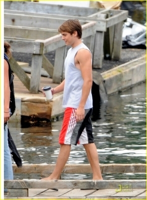  The Death & Life of Charlie St. Cloud > On the Set/Set leaving > in Vancouver [11-08-09]
