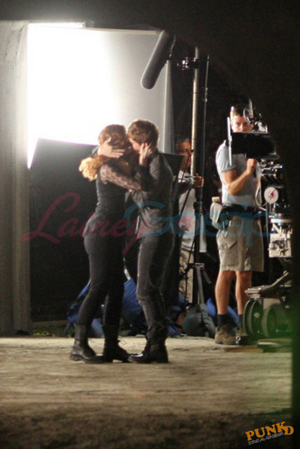 First look at Bryce Dallas Howard as Victoria and Xavier Samuel as Riley
