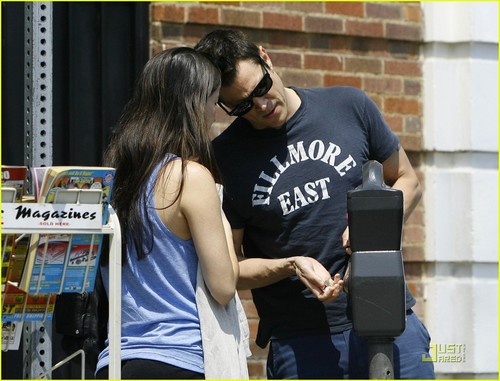  Johnny Knoxville and his girlfriend Naomi Nelson in Los Feliz (16 August)