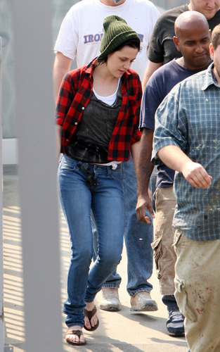 Kristen Stewart Leaving a Hair Salon in Vancouver