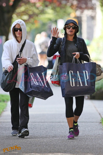 Nikki & Elizabeth shopping in Vancouver