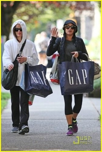  Nikki Reed & Elizabeth Reaser: Gap Gorgeous