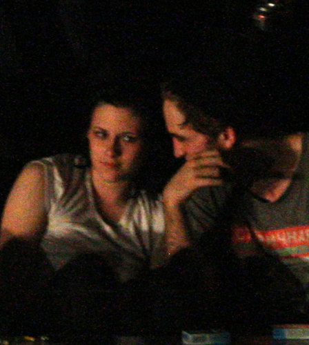  Robert Pattinson & Kristen Stewart Caught Kissing!