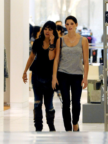  Vanessa Hudgens & Ashley Greene's Shopping তারিখ