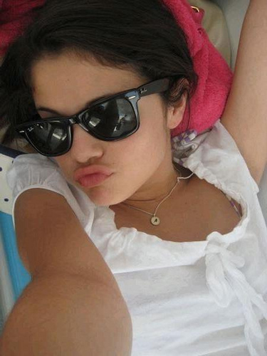 selena gomez twitter pictures. Selena gomez to someone