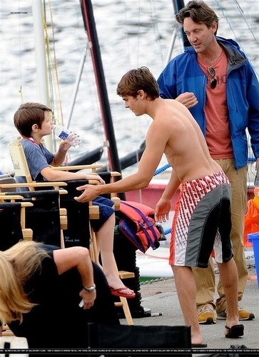  zac efron- The Death and Life of Charlie St. মেঘ