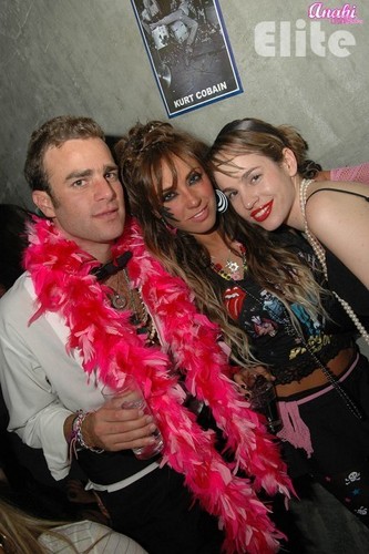 Anahi with friends