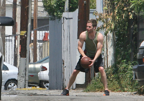  Chris playing bola basket 08/23
