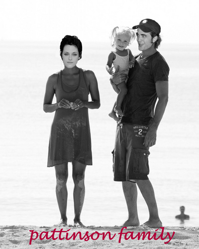  robert and kristen with their baby in the пляж, пляжный