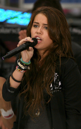  Miley Performs on The Today tampil