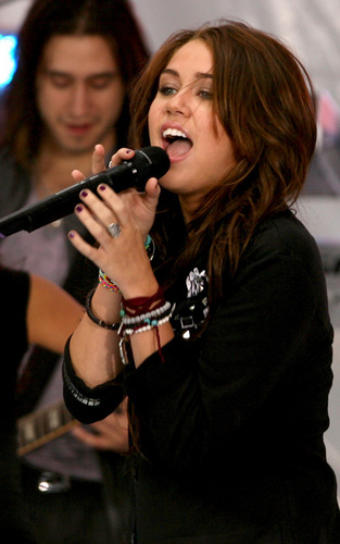  Miley Performs on The Today mostra