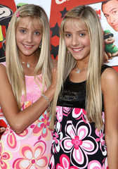  Milly & Becky! Picture taken 由 zimbio.com