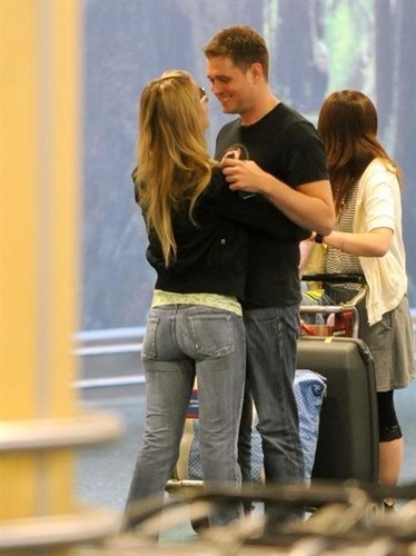 Nuevas fotos de Luisana junto a su novio Michael Buble en el aeropuerto Vancouver de Canada el 22 de