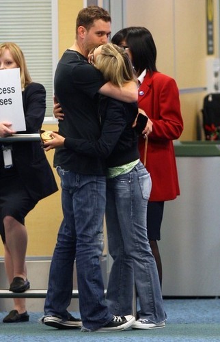 Nuevas fotos de Luisana junto a su novio Michael Buble en el aeropuerto Vancouver de Canada el 22 de