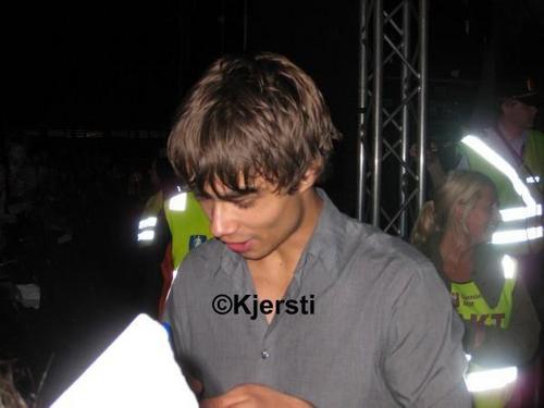 Alex meeting fans after the concert in Skien