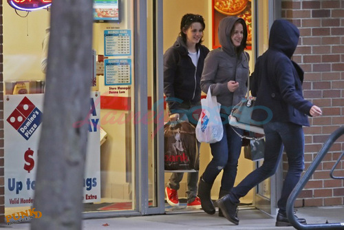  Nikki hang out with Kristen ,Elizabeth and boyfriend in Vancouver
