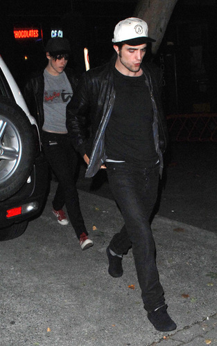  Rob & Kristen out for a コンサート with co stars