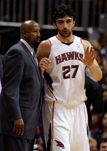  coach Mike Woodson of the Atlanta Hawks talks with Zaza Pachulia #27