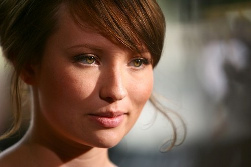  Alex (Emily Browning)