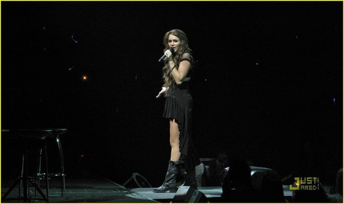  Miley Cyrus - 2009 Wonder World Tour