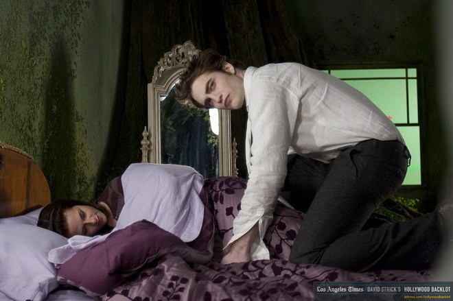 http://images2.fanpop.com/images/photos/8300000/-New-moon-behind-the-scenes-twilight-series-8309430-660-439.jpg