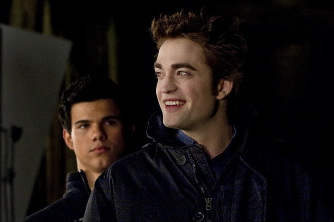 http://images2.fanpop.com/images/photos/8300000/-New-moon-behind-the-scenes-twilight-series-8309448-660-439.jpg