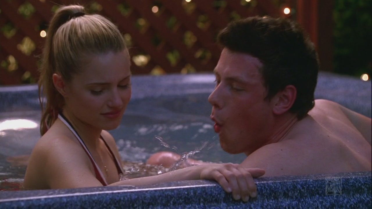 Glee Image: 1x04 - finn&quinn/hot tub.