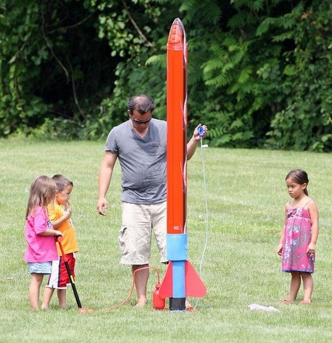 Jon Gosselin With His Kids In Their Yard