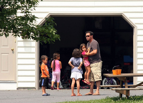  Jon Gosselin With His Kids In Their Yard