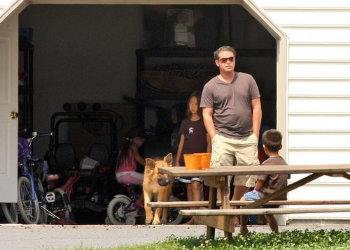  Jon Gosselin With His Kids In Their Yard