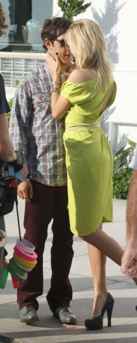  और चित्रो of Michael Rady and Katie Cassidy on set