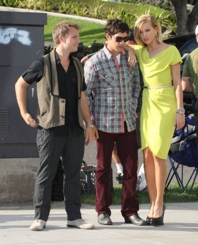  और चित्रो of Michael Rady and Katie Cassidy on set