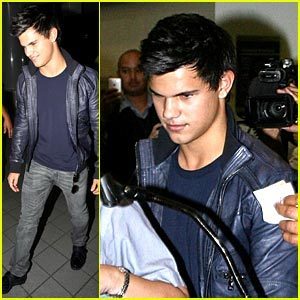  Taylor Lautner Takes Off To Vancouver