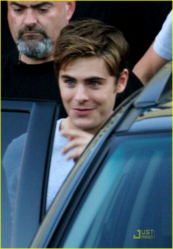  Zac Efron leaves The Death & Life of Charlie St. 구름, 클라우드 set in Vancouver (September 25th)
