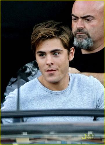  Zac Efron leaves The Death & Life of Charlie St. بادل set in Vancouver (September 25th)