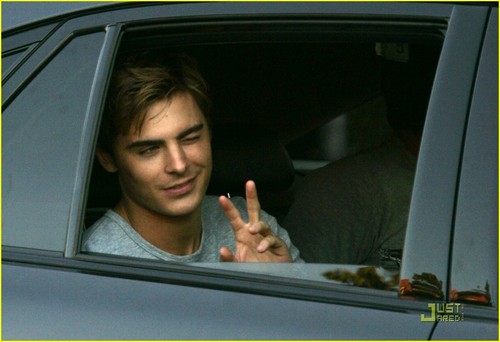  Zac Efron leaves The Death & Life of Charlie St. nube set in Vancouver (September 25th)