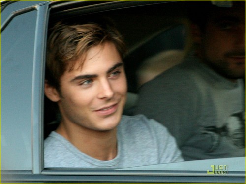  Zac Efron leaves The Death & Life of Charlie St. 云, 云计算 set in Vancouver (September 25th)