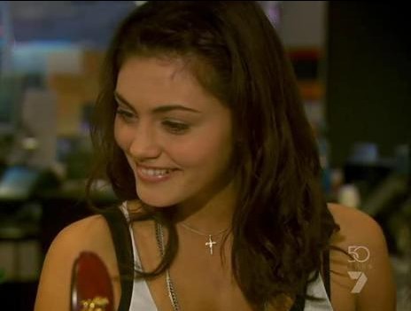  phoebe tonkin as lexi packed to the rafters