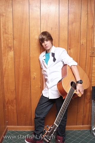 justin bieber 2009 pictures. justin is so much hotter!