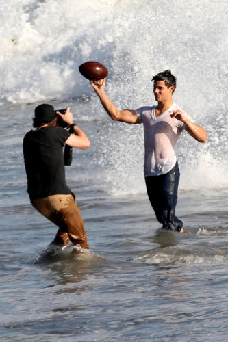  Taylor Lautner's Flippin' Hot चित्र Shoot, Part 2