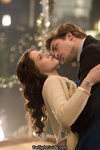  In the moive, How dose Bella tell Edward she knows he is a vampire?