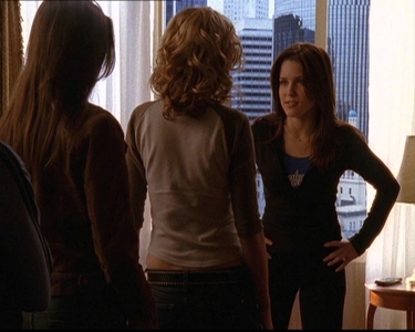  Brooke:Guess who's in d lobby?I'll tell u. Clare Young and her little ho posy,we r going down there!-Peyton: Ohkay,and if a dance off breaks out,I got your back-Brooke: ..