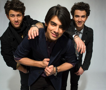  Which 2 songs did The Jonas Brothers sing at the 2009 kids choice awards?