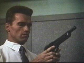  THRILLER films : Starring Arnold Schwarzenegger, James Belushi, Peter Boyle. Directed par Walter colline ?