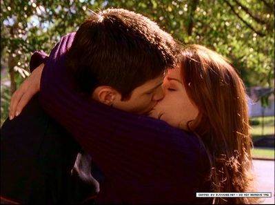  What was the song that was playing when Naley（南森和海莉） had their first kiss?